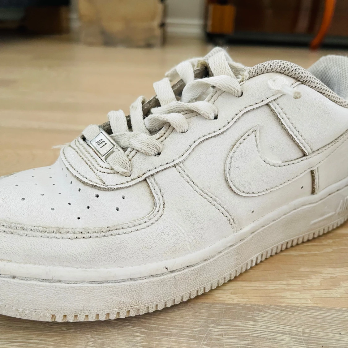 Vita Nike Air Force sneakers i bra skick  - 4