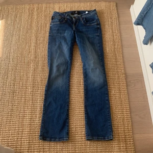 Blå LTB jeans - LTB jeans i modellen valerie i super bra skick! Storlek 26/32 och passar perfekt på mig som är 165. Lowwaist och bootcut. Säljer på grund av att de inte används längre. Köpta för ca 800 men säljer nu för 400!