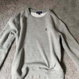 Ralph lauren crew neck  - Ralph lauren tröja storlek 14/16 år.  Väldigt bra. skick nypris 1000kr mitt pris 350kr Bara att höra av er vid eventuella frågor!