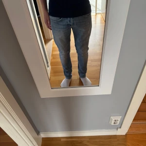Dondup George - Riktigt snygga dondup George jeans med slitningar. Längd 95cm, midja 37cm. Pris 500kr