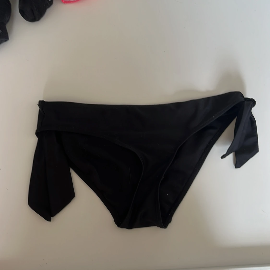 Svart bikiniunderdel med knyt