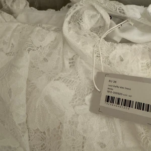 Lovisa Wallin x nakd klänning - Jag har en 36 och är intresserad av att byta mot en 32 eller 34. Hör av er!! Annars kanske jag är eventuellt villig att sälja den mot bra bud, annars skickar jag tillbaka den.