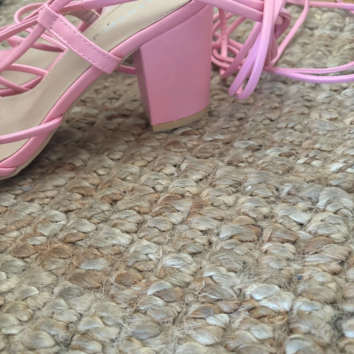 Rosa sandaler med klack från Glamorous - 1