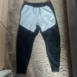 Nike tech byxor - Säljer mina Nike tech byxor! Finns inga skador men bara en liten fläck i bak på byxorna