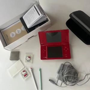 Röd och Svart Nintendo DSi med spel och tillbehör - Säljer en röd och en svart Nintendo DSi med flera spel och tillbehör. Inkluderar spel som Mario Kart DS, New Super Mario Bros, Let's Draw, Bakugan, och Littlest Pet Shop. Kommer med laddare, stylus och ett skyddsfodral. Perfekt för spelentusiaster!