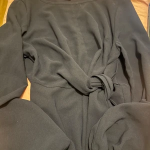 Blus med omelett design - En jätte snygg blus från shein med omelett design. Sitter taijt i midjan men med lösa armar. Använd fleratal gånger men inga tecken av användning. Ser svart ut på bilden men är mer navy/mörk blå