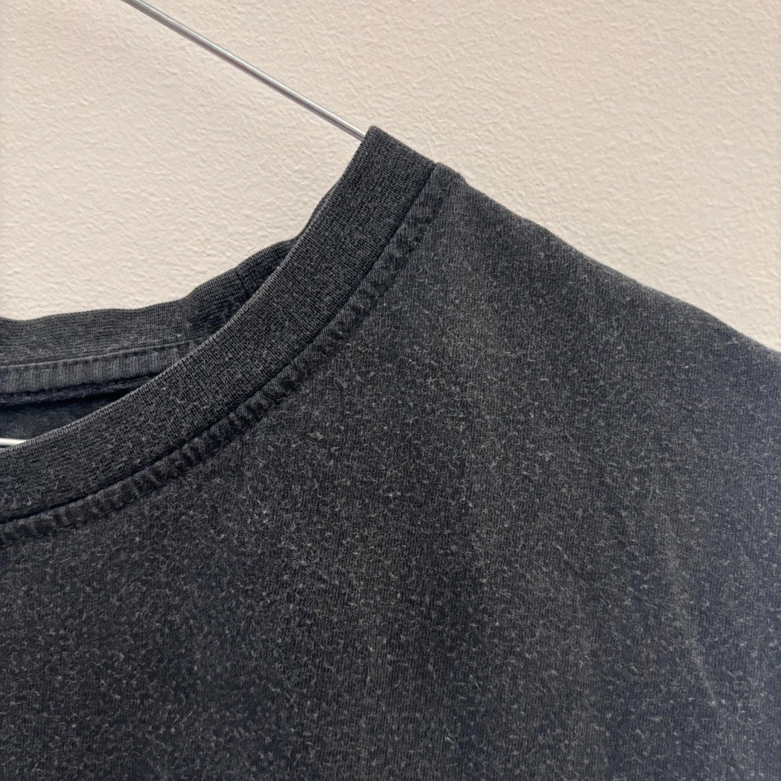 Svart t-shirt med tryck från Sofie Schnoor - 2