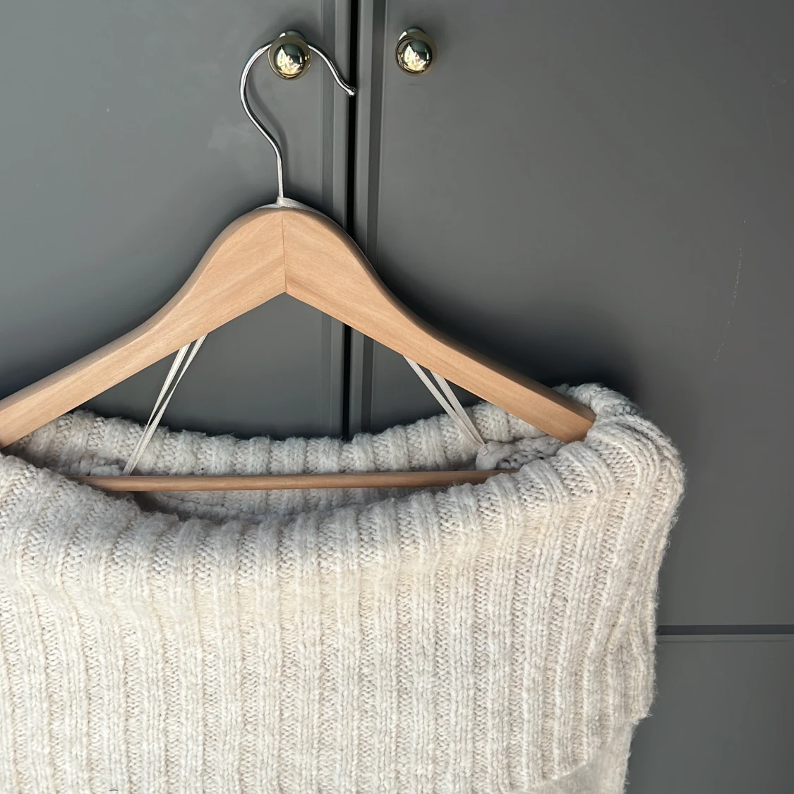 Beige stickad offshoulder tröja - 2