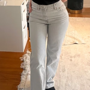 Ljusgrå jeansbyxor - Snygga ljusgrå jeansbyxor med hög midja och en straight passform. Helt nya men saknar prislapp🩶