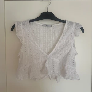 Vit blus från NA-KD - Säljer en somrig vit blus från NA-KD😍 Den är i fint skick och har inga skavanker💕Storlek 38 men skulle säja att den passar S/M! Säljer för 100kr (nypris ca 300kr)! Hör av dig om du är intresserad eller har frågor💕 ⚠️OBS KÖPAREN STÅR FÖR FRAKT OM DET TILLKOMMER!
