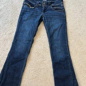Snygga blå jeans med låg midja och bootcut model. Sytt på ett leopard mönster som gör de till bootcut. Andvänd få antal gånger. Storlek 31x32 men små i storleken. 