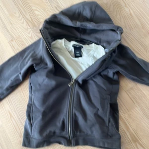 Hoodie/sailracing - Ny oris 2200kr. Säljer en grå hoodie från Sailracing med dragkedja och huva. Jackan har långa ärmar och är tillverkad i ett mjukt material. Perfekt för en avslappnad stil.
