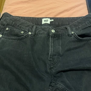 Svarta jeans Icon - Ett par Icon jeans från lager 157. Storleken är L och de har lite slitning i ändärna men inget märkvärdigt. 