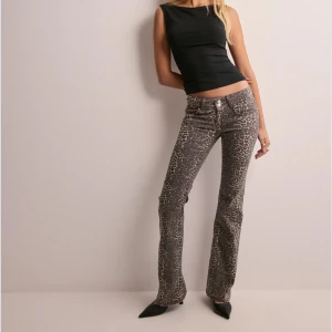 Leopard jeans - Snygga lågmidjade bootcut leopard jeans som är köpta ifrån Nelly💕Använt bara några gånger så dom är i ett mycket bra skick😊nypris 700 kr