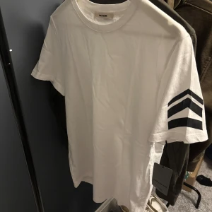 Zadig & Voltaire  - Tja, säljer den här riktigt feta Zadig & Voltaire    T-shirten. Storlek: S|Den är helt nya och har alla tags kvar! Kvitto o order bekräftelse finns! Den går inte att köpa längre för dem säljs inte längre! Mitt pris: 999kr | Ny pris: 2699kr! Kom dm för mer bilder eller andra frågor!
