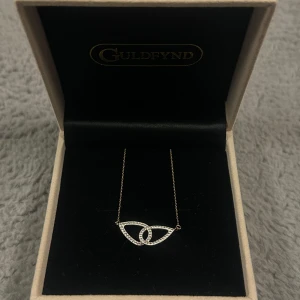 Halsband i 18K guld från Guldfynd - Halsband i 18K guld. Fick den som present därav inget kvitto! Aldrig använd