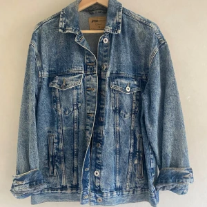 Blå jeansjacka - Blå jeansjacka i storlek S.  
