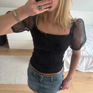 Topp - Säljer en svart topp från Gina Tricot med puffärmar. Toppen har en tight passform och är perfekt i alla tillfällen. Storlek XS, passar dock mig som ofta bär S och M också med tanke på det stretchiga materialet❤️