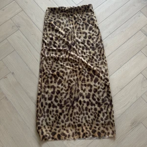 Leopardmönstrad långkjol Zara - Snygg leopardmönstrad långkjol i mjukt material. Kjolen har en rak passform och är lätt att matcha med olika toppar. Använd 1 gång 