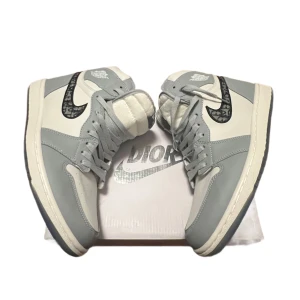 bordanXbior - Riktigt snygga skor aldrig använt kommer med bockX tag och Bordan tag och extra vita skosnören och självklart box 