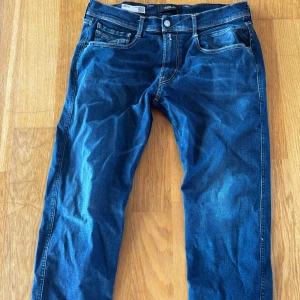 replay anbass jeans - mycket bra skick. Hör av dig vid frågor, jeansen sitter mindre än storleken.