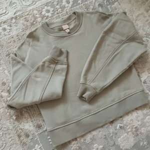 Ljust khakigrön oversized sweatshirt från H&M stl S  - Ljust khakigrön oversized sweatshirt i 100%bomull från H&M, stl S, passar även för en som har M.  Helt ny, endast provad.