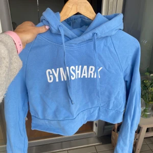 Blå croppad hoodie från Gymshark - En croppad hoodie från Gymshark 
