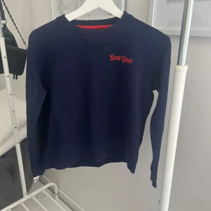 Marinblå sweatshirt  - Snygg marinblå sweatshirt med röd logga från GANT Girls. Storlek 158/164cm vilket motsvarar 13-14år. 87% bomull. Använd fåtal gånger, jättefint skick. Skriv meddelande vid frågor/fler bilder 🩷
