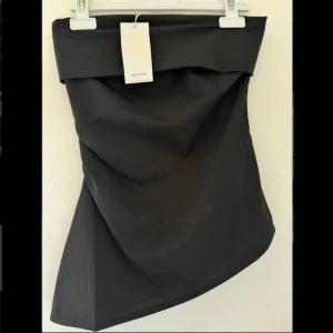 Svart off shoulder tube från Reserved - Jätte fin off shoulder tube top I XS, inte tillgänglig i Sverige, köpt i London. Aldrig använd med prislapp! 