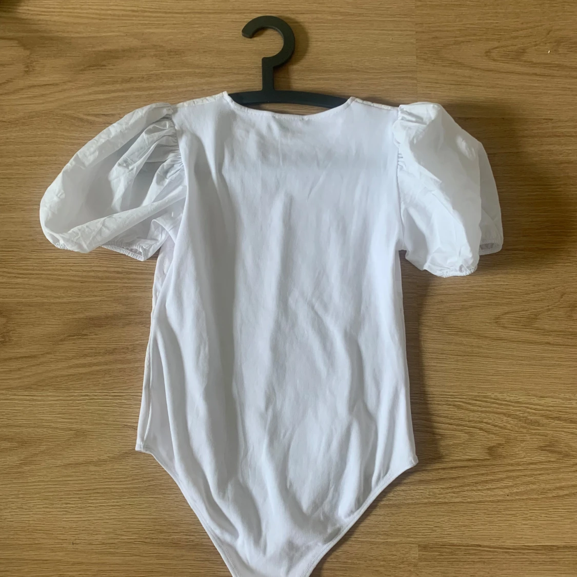 Vit body med puffärmar och spetsdetaljer - 2