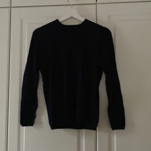 Svart tröja från Zara - Säljer en stilren svart tröja från Zara. Tröjan har en klassisk design med långa ärmar och rund halsringning. Perfekt för en minimalistisk look. Passar bra till både jeans och kjol.