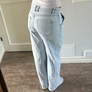 Lowrise jeans - Lowrise baggy ljusblå jeans köpta i Barcelona, aldrig använda, nypris 700kr