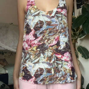 Mönstrad linnetopp från & Other Stories - Säljer en färgglad och unik linnetopp från & Other Stories. Toppen har ett abstrakt mönster i rosa, brunt och blått. Tillverkad i 100% viskos för en skön och luftig känsla. 🌀