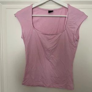 Soft touch tight top - Säljer denna fina kortärmade tröja, soft touch tight top, från Gina Tricot i storlek Small. I den ljusrosa färgen pink lady. Aldrig använd. Hör gärna av er för fler bilder eller frågor. Priset kan diskuteras 