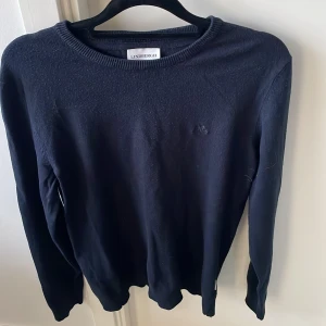 Svart blå från Lindbergh - Snygg blå tröja från Lindbergh i slim. Det är storlek S. Säljer den nu för den är för liten