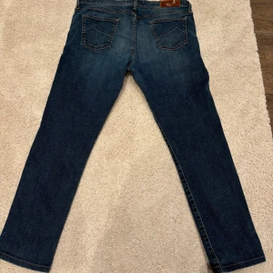 Jacob Cohen Jeans - Ett par feta mörkblåa Jacob Cohen jeans | strl 31 | 650kr |
