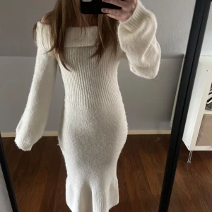 Vit stickad långklänning från Lindex - Säljer en vit stickad långklänning från Lindex. Klänningen har en ribbad design och är off shoulders. Har använt klänningen en gång och säljer den för att den inte kommit till anständning igen.  💕