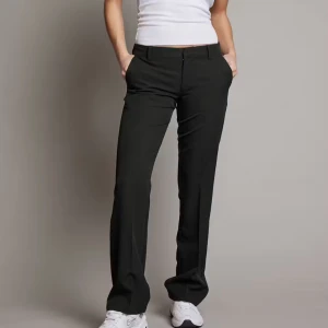 VERA TALL kostymbyxor - Snygga svarta kostymbyxor med låg midja och bootcut. I den långa modellen, passar perfekt för de som är 174+ (säljer för att dom är för långa på mig. Endast tvättade och använda en gång.