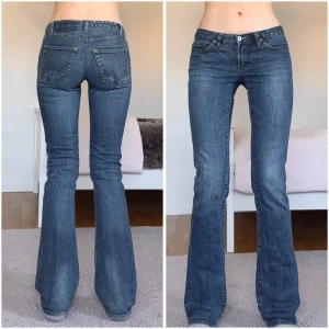  jeans - Midja: 76, innerben: 85 ⊹ Snygga blå jeans med låg midja och klassisk femficksdesign. Jeansen har en lätt tvättad look och stängs med dragkedja och knapp. Perfekta för en avslappnad stil. ⊹ jag är 173cm & stl S/36/28 för referens ⊹ läs POLICY (i gillade inlägg) innan köp ⊹ använd gärna ”Köp” ⊹ 