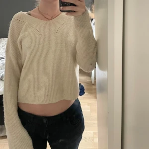 Stickad tröja - jätte fin stickad tröja perfekt till våren, sommaren💞Sitter bra på mig som bär storlek S i vanliga fall❤️