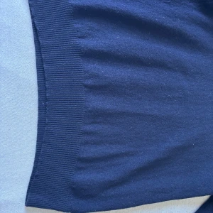 Mörkblå tröja från J.Lindeberg - Klassisk tröja från J.Lindeberg i storlek M. Perfekt passform och högkvalitativt material. Väldigt sparsamt använd som ny! Passa på att fynda stil och kvalitet till ett riktigt bra pris 