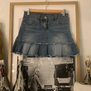 Jeanskjol med volangdetalj - Trendig jeanskjol i blå denim med volang nertill. Jätte fin till sommaren! Skriv om ni vill ha bilder på! Kan nog tänka mig gå ner i pris🤞🏼❤️