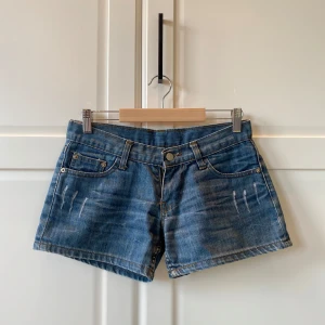 Blå jeansshorts - Snygga blå jeansshorts säljes då dom är försmå. Perfekta för sommaren 🌸 De har en medelhög midja. Shortsen har detaljer på båda främre låren. Vet tyvärr inte vilket märke de är på dom. Kan såklart fixa fler bilder! 🩷Uppskatar dom som en 34. Aldrig använda av mig. Köptes för 200kr, säljes för 185kr. 