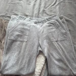Set från Juicy Couture - Säljer ett Juicy set som är fortfarande i bra skick förutom att snörningen vid byxorna har ej detaljerna! Därmed den sänkta priset! Det funkar perfekt som vill ha en chill look . Dem är varma samt kan man använda dem separat. Tröjan är i Storlek L och byxorna i storlek M