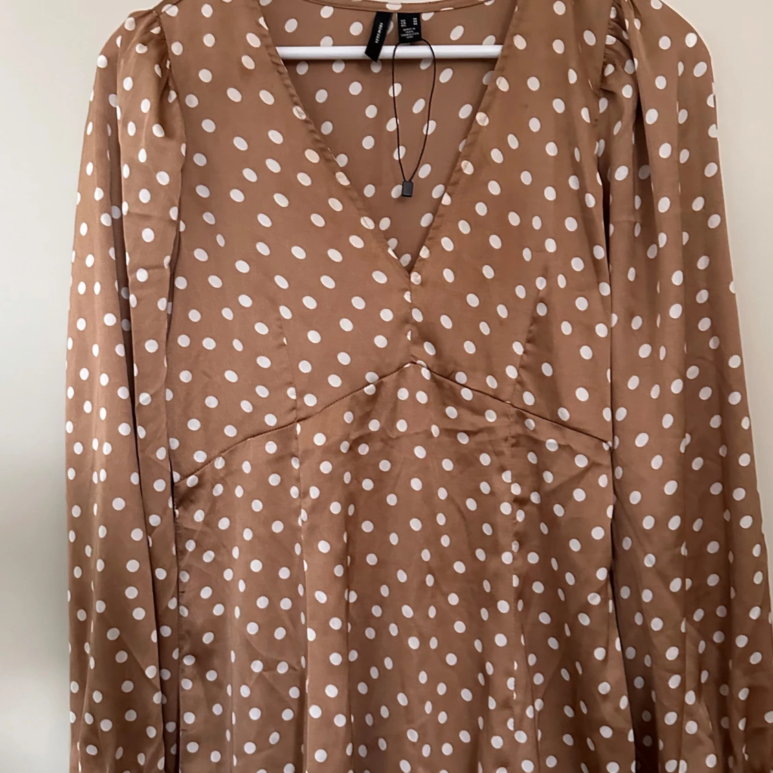 Beige prickig klänning från Vero Moda - 1