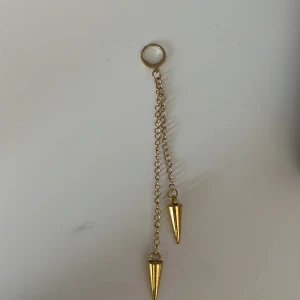 Hemmagjort guldörhänge med kedjor och nitar💕 - Hemmagjort guldörhänge med kedjor och nitar💕😍 Säljs styckvis 