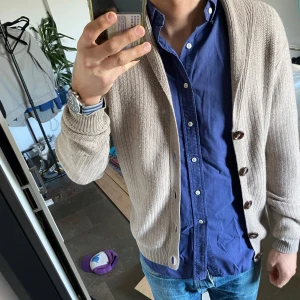 Beige kofta från Soft Goat - Säljer en stilren beige kofta från Soft Goat i en mjuk ull- och kashmirblandning.