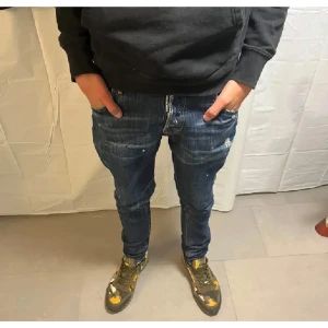 Dsquared Jeans - Säljer ett par Dsquared jeans i storlek 44, i nyskick.  En väldigt ovanlig modell. Nypris 4000 kr, säljes för 1650.