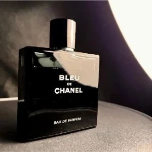 Bleu De Chanel Sampels - •	Pris: 27 kr per milliliter (1 ml = ca 10 sprays) 	•	OBS: Priset gäller per milliliter, inte för hela flaskan 	•	Fast pris, men vid större beställningar kan vi diskutera mängdrabatt 	•	Alla samples tappas noggrant och hygieniskt i sterila sprayflaskor