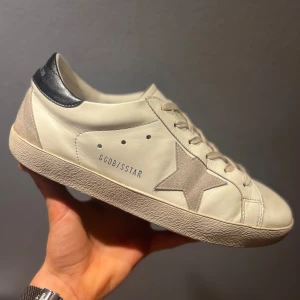 Golden goose skor - Tja! Säljer nu dessa tvärfeta vita golden goose skor🔥| skick 8/10 | inga defekter, lite creaseade bara🙌| storlek 43 | og box igår | original designen | skriv vid frågor eller funderingar😊| pris alltid diskuterbart😉